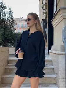Ensemble 2 pièces femme en tissu noir gaufré avec chemise manches longues et short chic