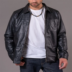 Herenjas van echt zwart leer met een slim fit pasvorm en gladde textuur getoond op model