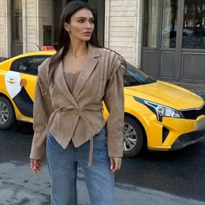Veste courte élégante en daim marron pour femme avec épaules plissées et ceinture