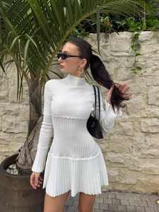 Elegante abito in maglia bianca a lupetto con maniche a volant e bordo a balze