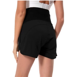 Dettaglio dei pantaloncini sportivi neri premaman a vita alta con effetto modellante
