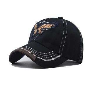 Dettaglio ricamo aquila e cuciture a contrasto bianche su cappellino da baseball nero
