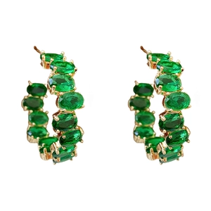 Eleganti orecchini a cerchio dorati con cristalli ovali verde smeraldo stile minimal