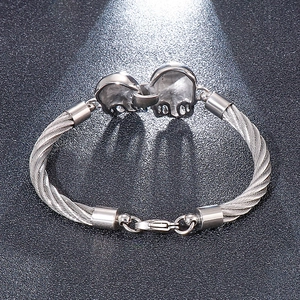 Détail du bracelet en fil d'acier à tête de mort avec fermoir mousqueton et fils tordus