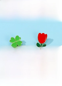 Mise à plat de quatre broches végétales en émail avec trèfle et motifs de tulipes