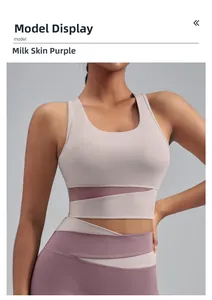 Détail du soutien-gorge de sport et legging en patchwork rose crème et violet foncé