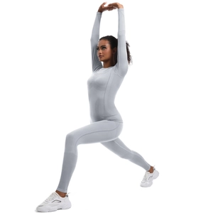 Dettaglio del set yoga senza cuciture azzurro con trama jacquard e alta elasticità