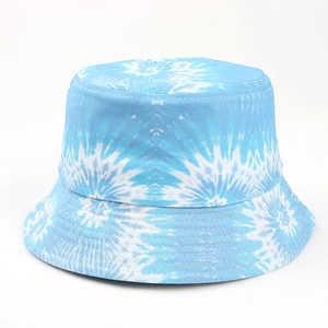 Détail d'un bob en coton tie-dye bleu clair avec des coutures renforcées sur le bord