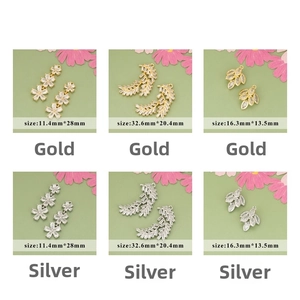 Détails de pendentifs plaqués or 18k avec zircons aux motifs de feuilles et fleurs