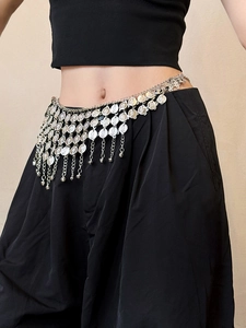 Détail de la chaîne de taille bohème en métal argenté avec pièces rondes et franges en cascade