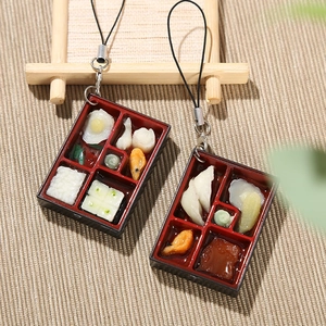 Vue détaillée de pendentifs bento japonais réalistes avec modèles de nourriture miniature