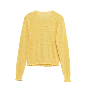 Vue détaillée du cardigan jaune montrant le tricot ajouré et les finitions à volants