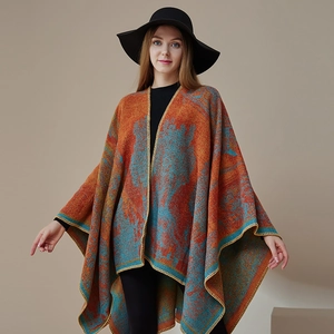 Oranje en blauwe gebreide sjaal met kleurverloop en elegante etnische jacquardmotieven