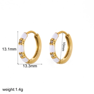 Créoles minimalistes en acier inoxydable plaqué or 18k avec émail blanc et zircons
