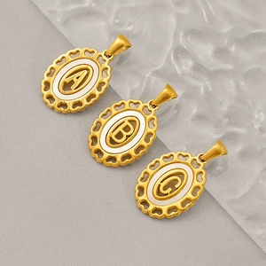 Pendentif Lettre Initiale Ovale Acier Inoxydable Plaqué Or 18K Incrustation Coquille Blanche Bordure Cœur Creux