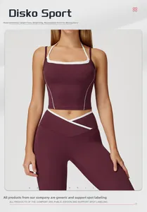 Detailansicht des weinroten Yoga-Sets mit Racerback-Top und Leggings an einem weiblichen Model
