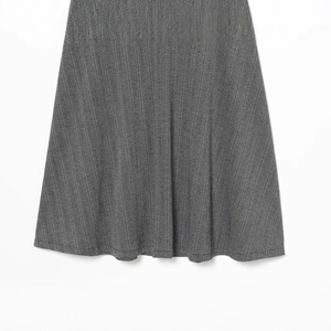 Jupe mi-longue en tricot gris avec motif à chevrons et tissu épais pour l'automne-hiver