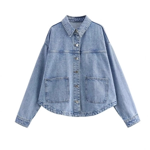 Giacca di jeans blu casual da donna con grandi tasche e bottoni in metallo cromato