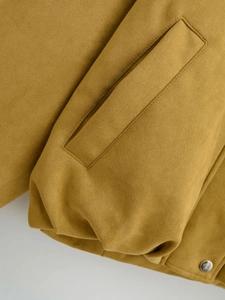 Detail der Wildleder-Fliegerjacke mit Taschenstruktur und Metallknopf am Saum