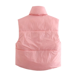 Achteraanzicht van een roze gewatteerde bodywarmer met horizontale stiksels en kraag