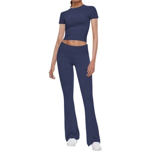 Detalle del conjunto deportivo azul marino con crop top ajustado y leggings de cintura alta