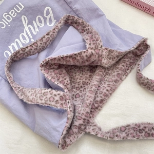 Détail du sac cabas lilas avec doublure en fausse fourrure léopard et motif imprimé