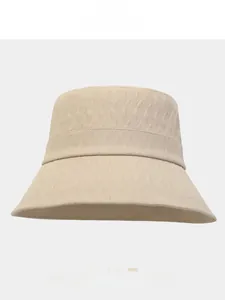 Détail macro de la texture géométrique d'un chapeau bob pliable kaki pour femmes