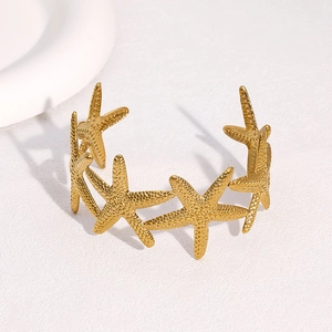 Bracciale rigido aperto in acciaio inossidabile placcato oro 18k con stelle marine