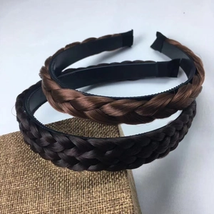 Detail of braided hair headband with anti-slip teeth in light and dark brown fiber