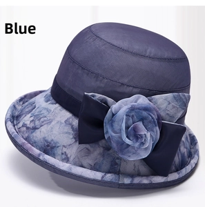 Vue détaillée du chapeau de soleil bleu respirant avec bord floral et fleur en soie