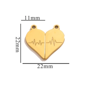 Détail macro du pendentif coeur plaqué or 18k avec gravure de battement et dimensions