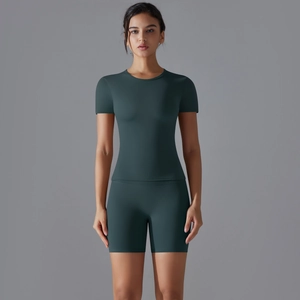 Détail d'un ensemble de fitness vert foncé pour femme avec haut et short cycliste