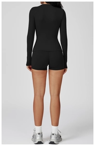 Détails de l'ensemble de yoga avec haut à manches longues et short de cyclisme noir