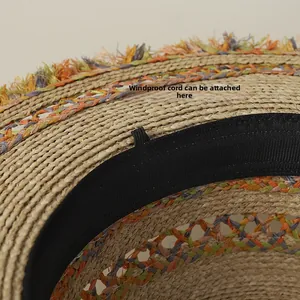 Dettaglio della fascia antisudore interna del cappello di paglia con asola antivento