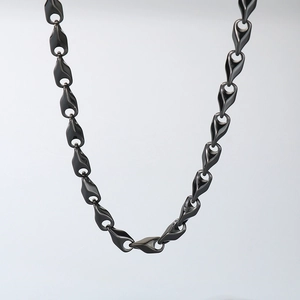 Detail of high-quality black stainless steel hip-hop diamond-shaped link necklace