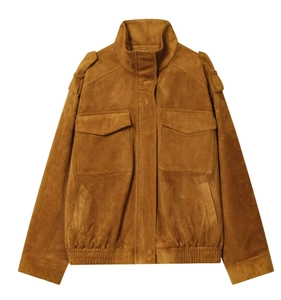 Detail der karamellfarbenen Wildlederjacke mit Stehkragen und geripptem Saum auf Weiß