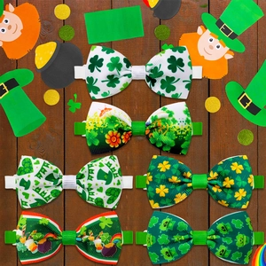 Dettaglio dei papillon per animali di San Patrizio con vari motivi a trifoglio festivi