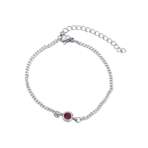 Dettaglio del bracciale a catena con pietra portafortuna rossa e chiusura a moschettone