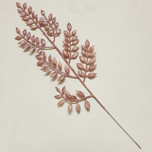 Dettaglio di rami natalizi decorativi glitterati oro rosa con design a steli multipli