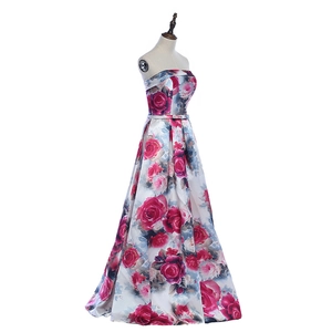 Elegante abito da sera senza spalline con stampa floreale di rose e gonna a trapezio in raso