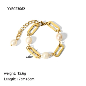 Detail of 18K gold plated chain bracelet with freshwater pearls and size parameters