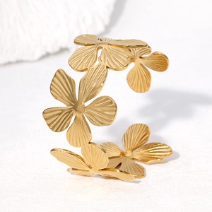 Bracelet jonc ouvert en acier inoxydable plaqué or 18K avec cinq fleurs texturées élégantes