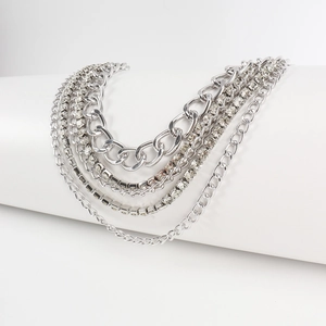 Détail de la chaîne de taille multicouche argentée avec strass brillants au style punk
