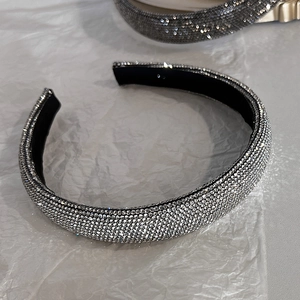 Primo piano del cerchietto con strass scintillanti, cristalli argento e fodera nera