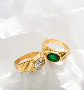 Détails de bagues vintage plaquées or 18 carats avec relief soleil lune et zircons