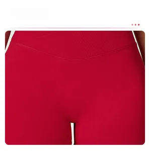 Nahaufnahme roter nahtloser Yoga-Shorts mit hoher Taille und Cross-Bund-Detail