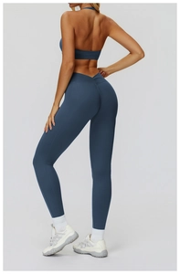 Dettaglio dei leggings yoga a vita alta con cucitura a V e design arricciato sul retro