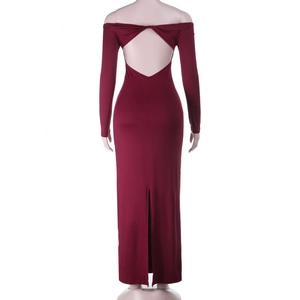 Dettaglio dell'abito lungo bordeaux con spalle scoperte e design incrociato sulla schiena
