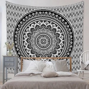 Détail d'une tapisserie murale mandala noir et blanc pour déco de chambre et salon