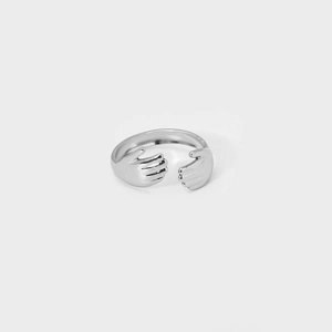 Détail de la bague mains qui s'enlacent en argent avec une finition métallique polie
